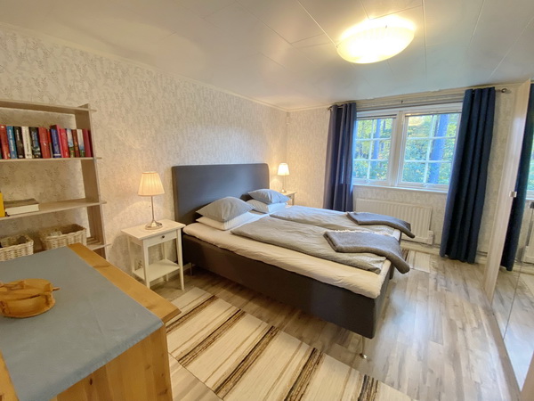 Schlafzimmer mit Doppelbett