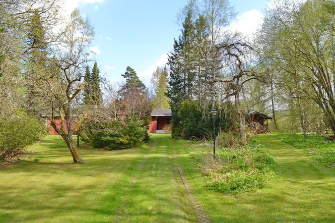 großes Gartengrundstück mit Zufahrt zum Haus