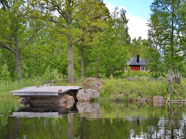 "Haus Kolarhytten" (Blick vom See zum Haus mit eigenem Boots- und Badeplatz)