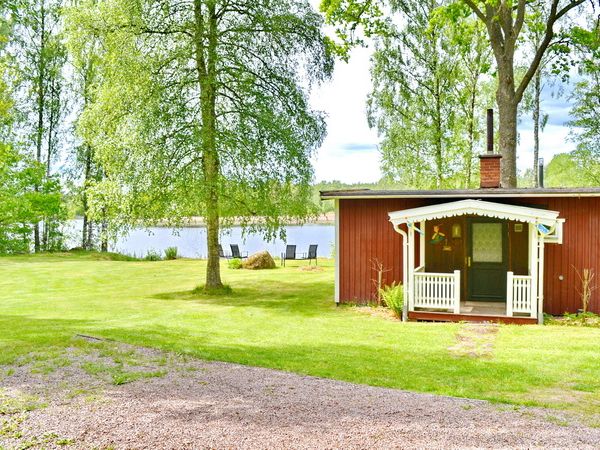 Blick auf das Haus mit dem See im Hintergrund