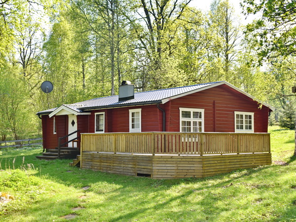 Blick auf das Haus mit großer Veranda mit Seeblick