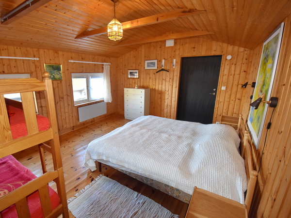 Schlafzimmer mit Doppelbett und Etagenbett 