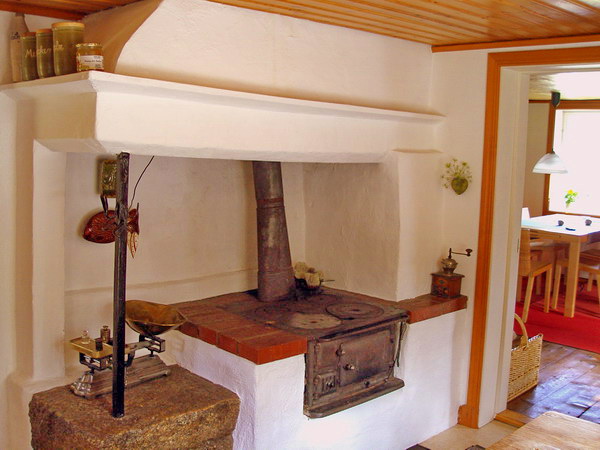 traditioneller Holzherd in der Küche