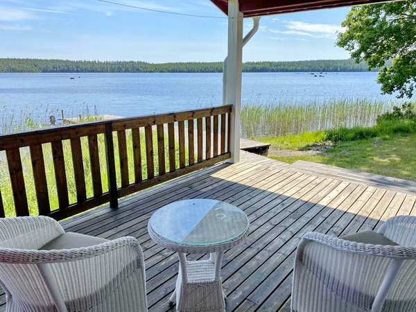 Herrlicher Blick von der überdachten Veranda auf den See