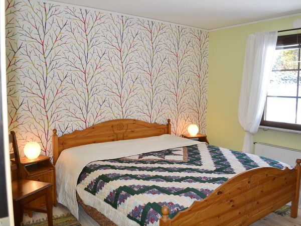 Schlafzimmer mit Doppelbett im Erdgeschoss