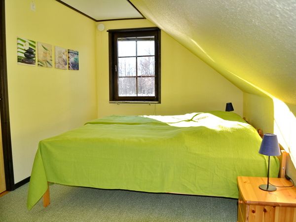 Schlafzimmer mit Doppelbett im Obergeschoss