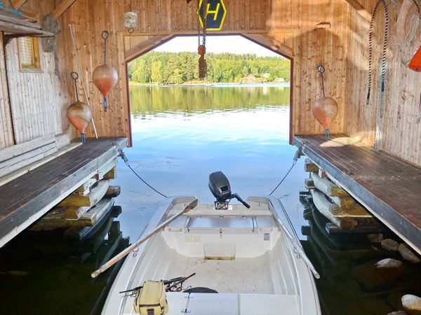 Bootshaus mit kleinem Motorboot (inklusive)
