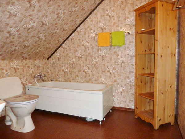 Badezimmer mit WC und Badewanne im Obergeschoss