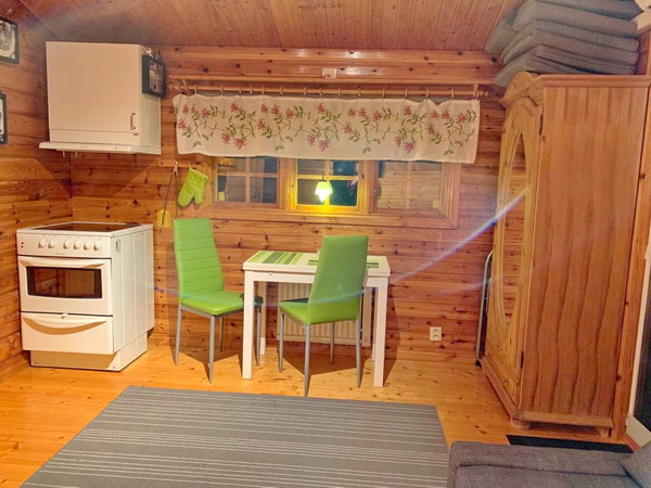 Wohnraum mit integrierter Küche, kleines Haus