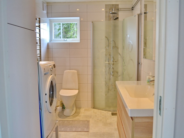 Badezimmer mit WC, Dusche und Waschmaschine (mit Trockenfunktion)