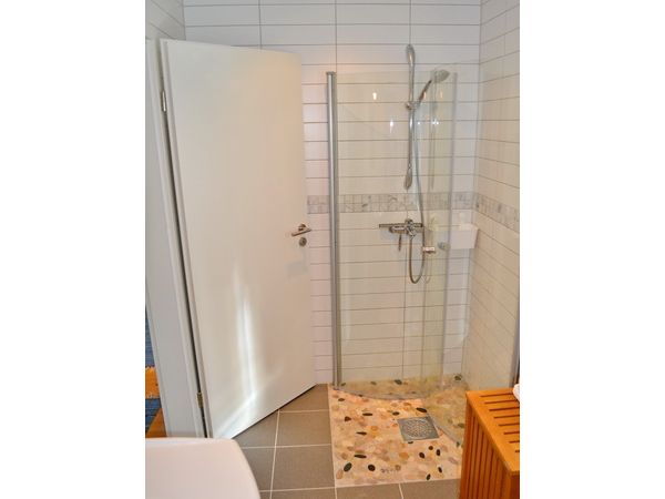 Badezimmer mit WC und Dusche im Erdgeschoss