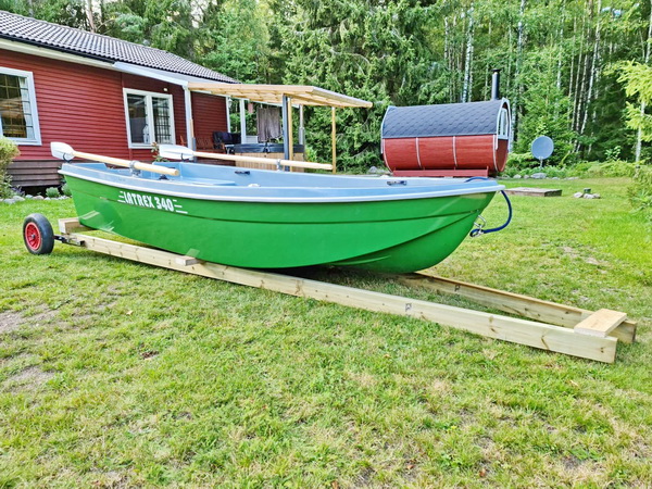 das hauseigene Ruderboot mit Bootswagen