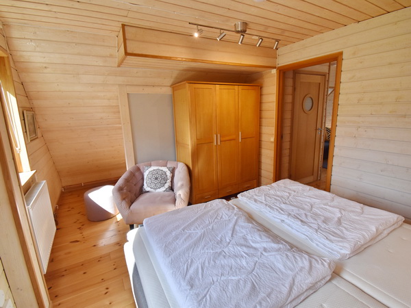 Schlafzimmer mit Doppelbett und Schlafsofa für 1-2 Personen