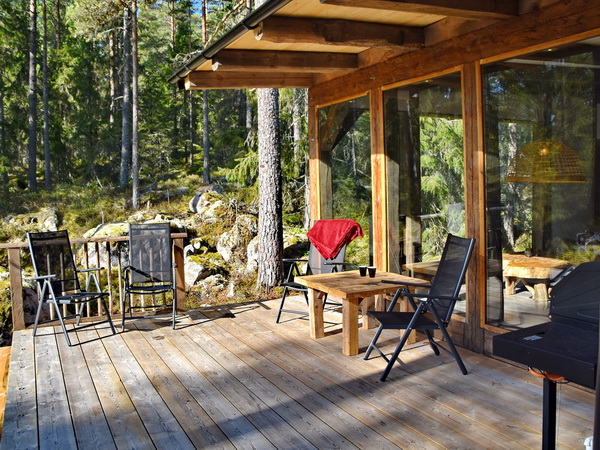 teilüberdachte Veranda mit Blick zum See 