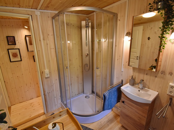 Badezimmer mit Biotoilette und Dusche