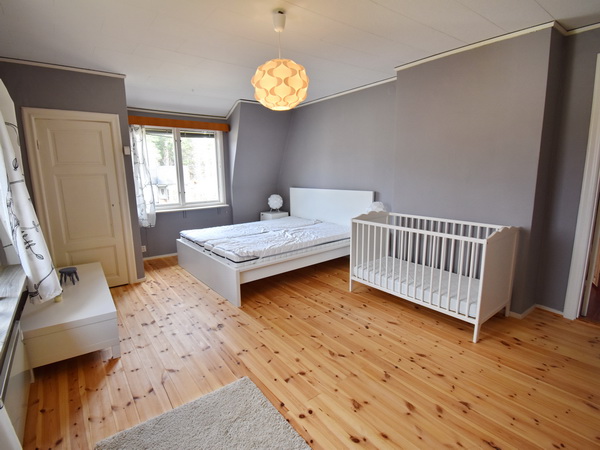 Schlafzimmer 1 mit Doppelbett + Kinderbett