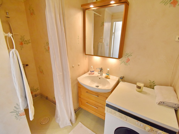 Badezimmer im Erdgeschoss mit WC, Waschmaschine und Dusche