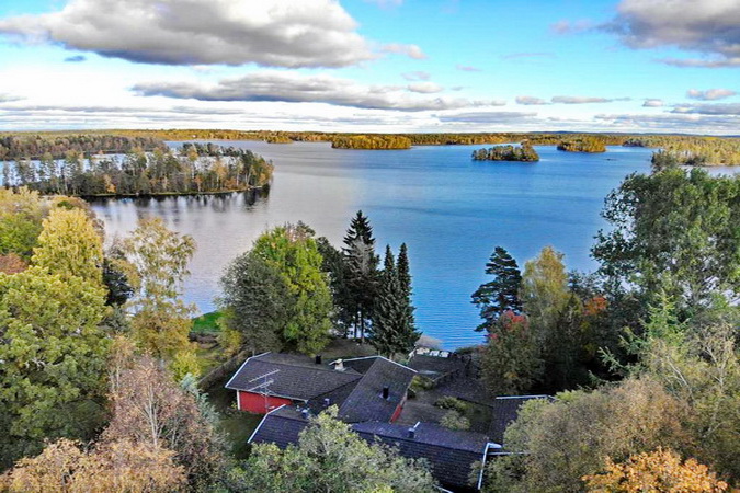Luftbild vom Haus mit Blick auf den großen See "Nömmen"