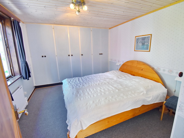 Schlafzimmer mit Doppelbett im Erdgeschoss