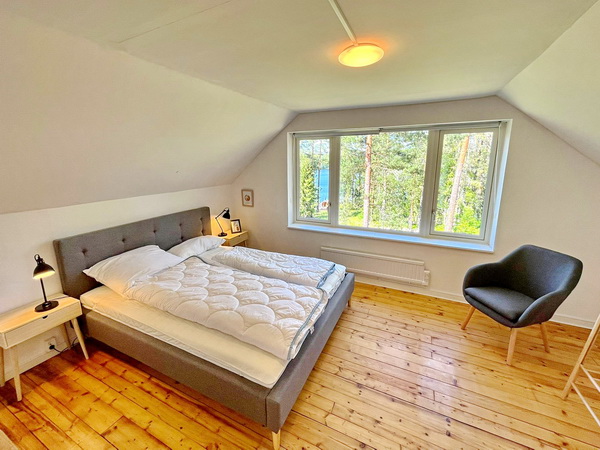 Schlafzimmer mit Doppelbett im Obergeschoss