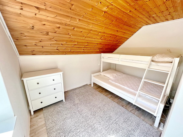 Schlafzimmer mit Etagenbett im Obergeschoss