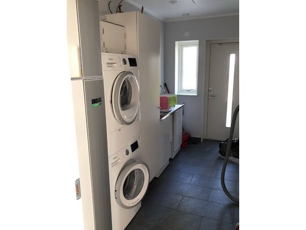 Waschraum mit Waschmaschine und Trockner