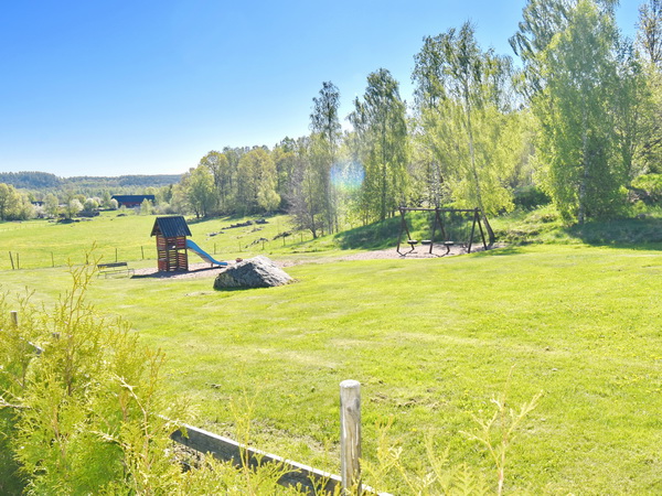 angrenzender Spielplatz mit Rusche und Schaukeln