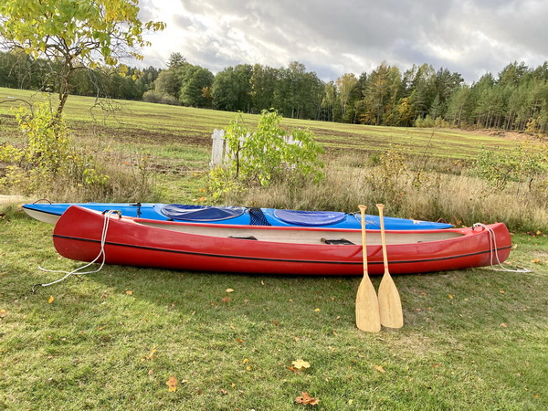 Außerdem sind ein Kayak und ein Kanu vorhanden für Paddeltouren auf den Seen oder dem Fluß 