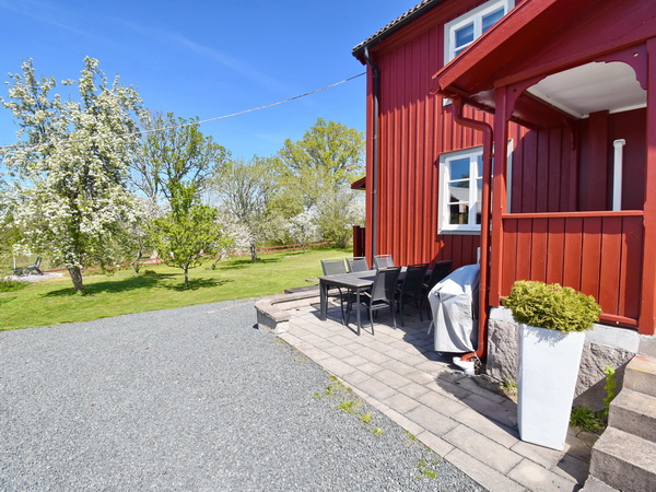 Eingangsveranda und Terrasse vor dem Haus