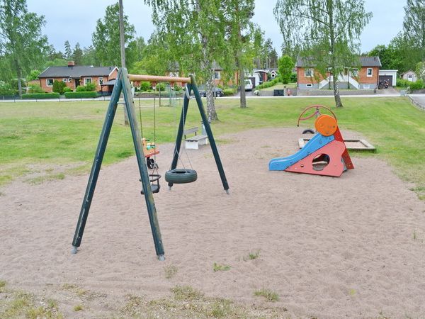 Spielplatz (nur 50m vom Haus entfernt)