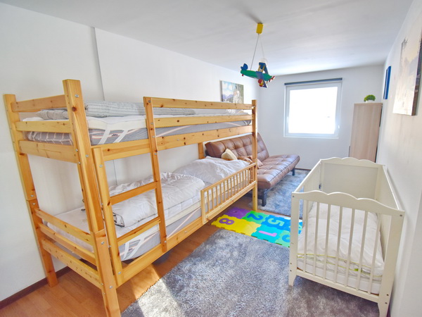 Schlafzimmer mit Etagenbett, Kinderbett und Schlafsofa