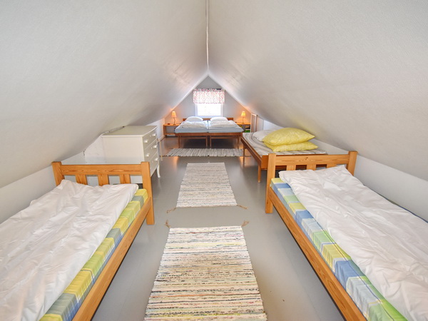 Schlafboden mit Doppelbett und 3 Einzelbetten