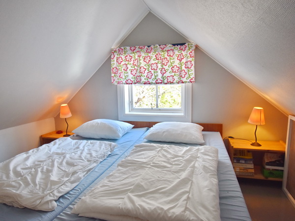 Schlafboden mit Doppelbett und 3 Einzelbetten