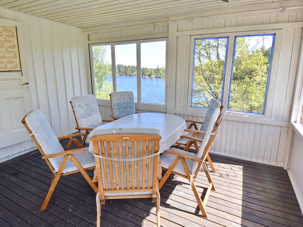 überdachte Terrasse mit Seeblick