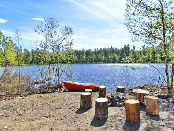 Bootsplatz mit Grillstelle am See (800m vom Haus)