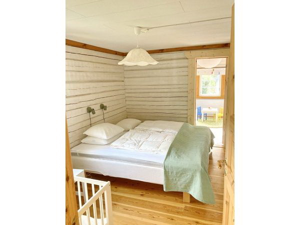 Schlafzimmer mit Doppelbett (+ Kinder-Gitterbett)