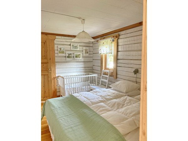 Schlafzimmer mit Doppelbett (+ Kinder-Gitterbett)