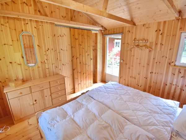 Schlafzimmer mit Doppelbett im Nebengebäude