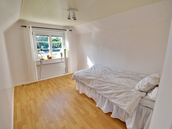 Schlafzimmer 1 im Obergeschoss (inzwischen mit Kommode)