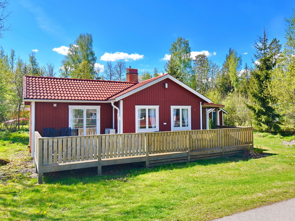 Blick auf das Haus mit großer Terrasse mit Seeblick