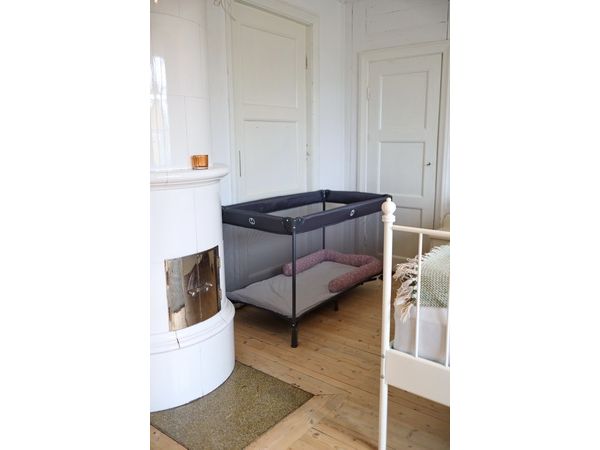 Schlafzimmer mit Doppelbett + Babybett