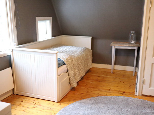 Schlafzimmer mit Ausziebett (auf 160x200) + Kinderbett (70x140)