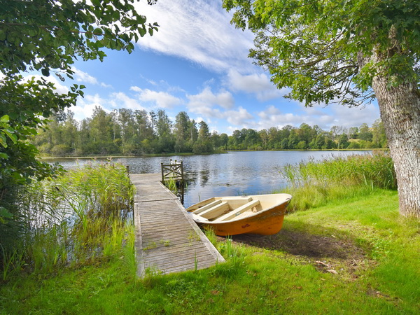 Badesteg und Ruderboot