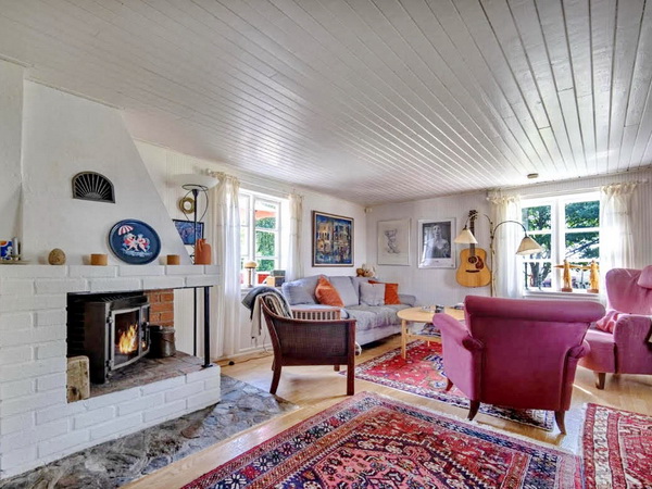 Wohn- und Esszimmer mit Kamin (Haupthaus)