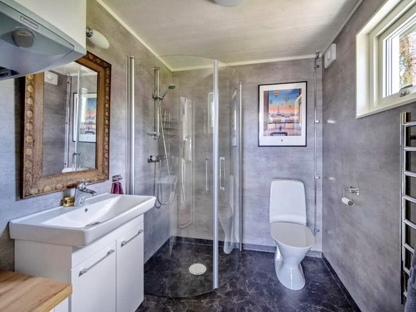 Badezimmer mit WC, Dusche, Waschmaschine und Trockner (Haupthaus)