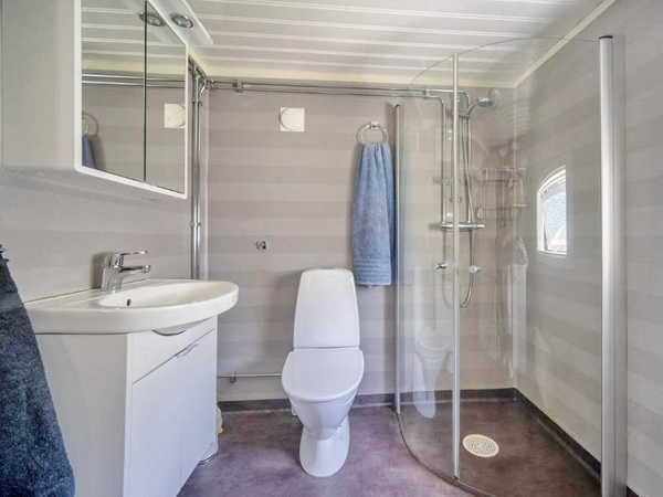 Badezimmer mit WC und Dusche (Gästehaus)