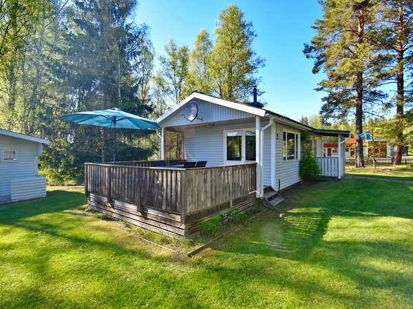 Seitenansicht des Hauses mit Terrasse