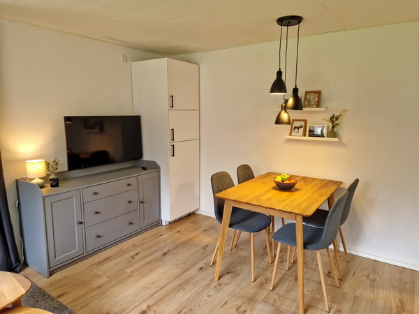 Wohn- und Esszimmer mit TV