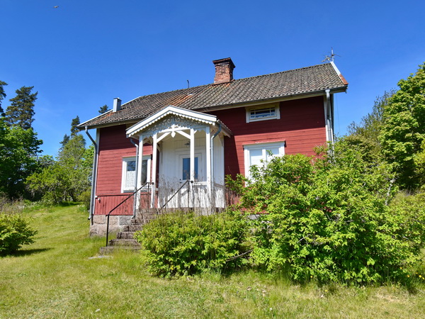 Blick auf das Haus mit typischer Eingangsveranda