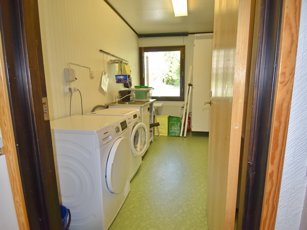 Waschraum mit Waschmaschine und Trockner
